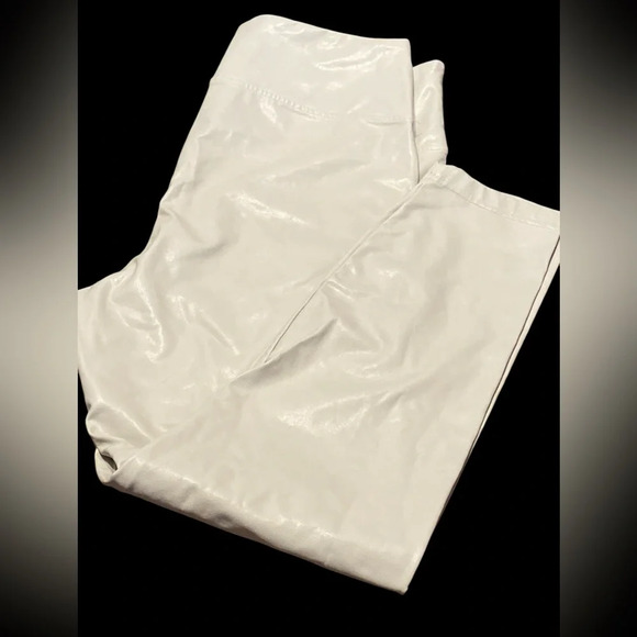 versatile and sleek faux leather legging by Boston Proper size large
L49 - Picture 2 of 7